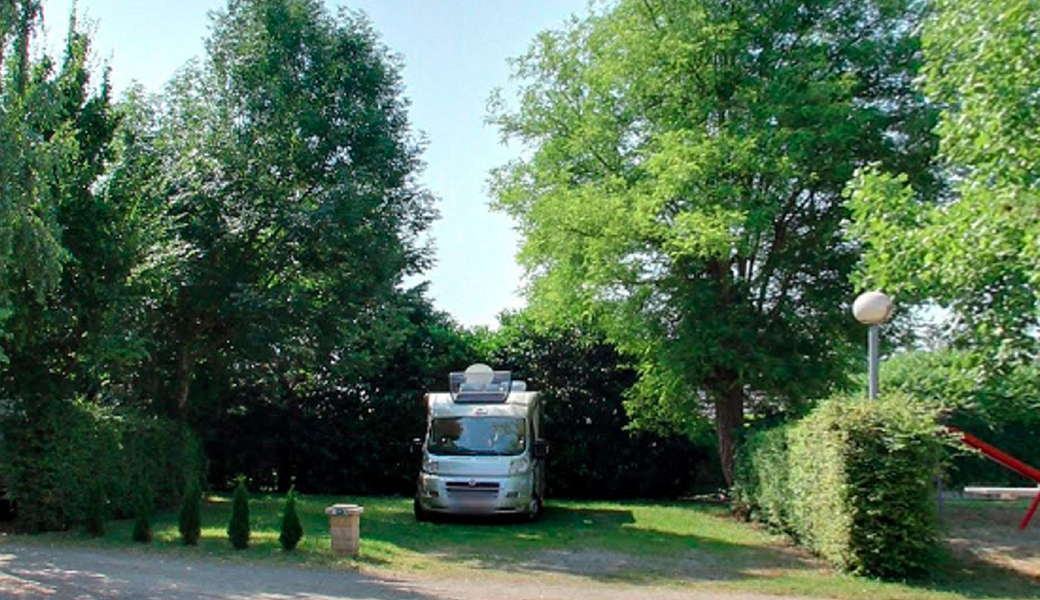 Kampeerplaats voor de auto op de familiecamping La Chaumière in de Elzas