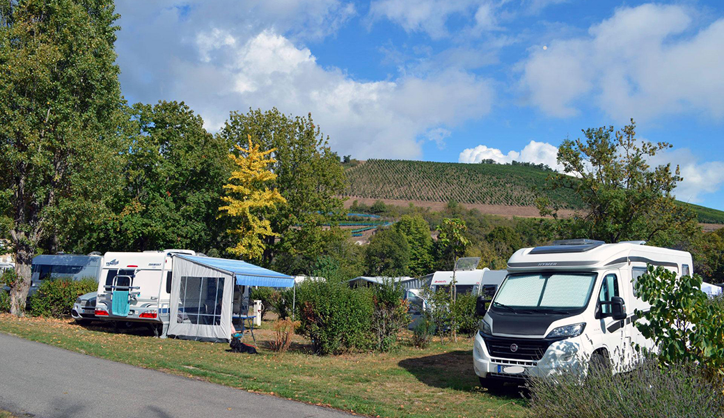 Zelt- und Wohnmobilstellplätze des Campingplatzes le Médiéval im Elsass