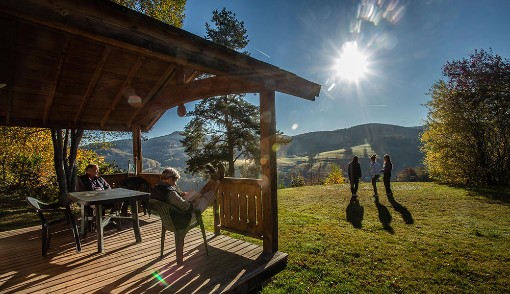 Chalet van de natuurcamping in de Elzas Lefébure in Orbey en zijn terras met uitzicht op de vallei van de Kaysersberg