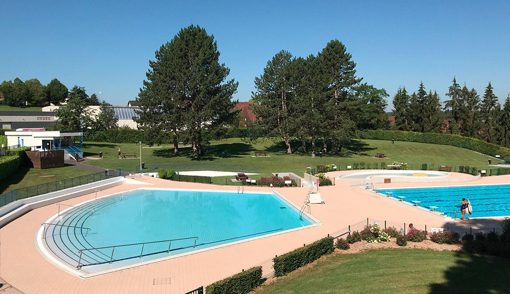 Access to the Altkirch municipal swimming pool, located 900 meters from the Campsite Les Acacias
