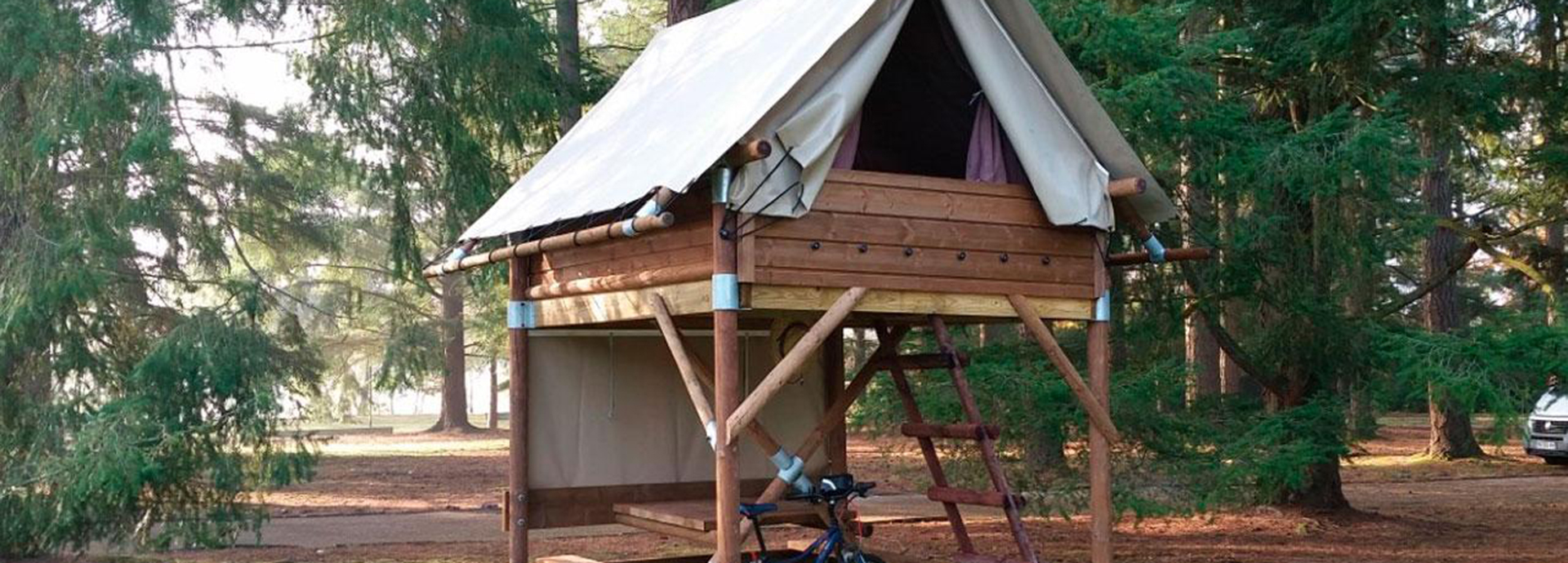 Location d'un bivouac sur pilotis du Camping 3 étoiles les Acacias à Altkirch, en Alsace