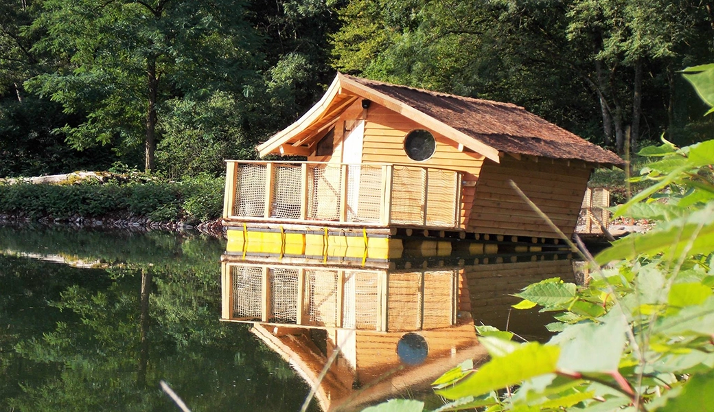 Schwimmende Hütte auf dem Campingplatz Les Castors im Elsass