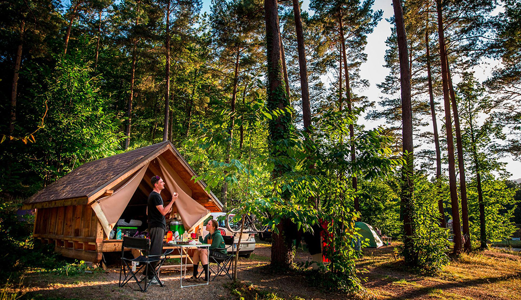 Die Hütte des Naturcampingplatzes im Elsass Osenbach