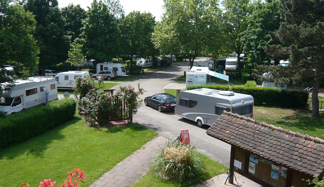 Caravan and camper pitches at the Pierre de Coubertin campsite in Ribeauvillé