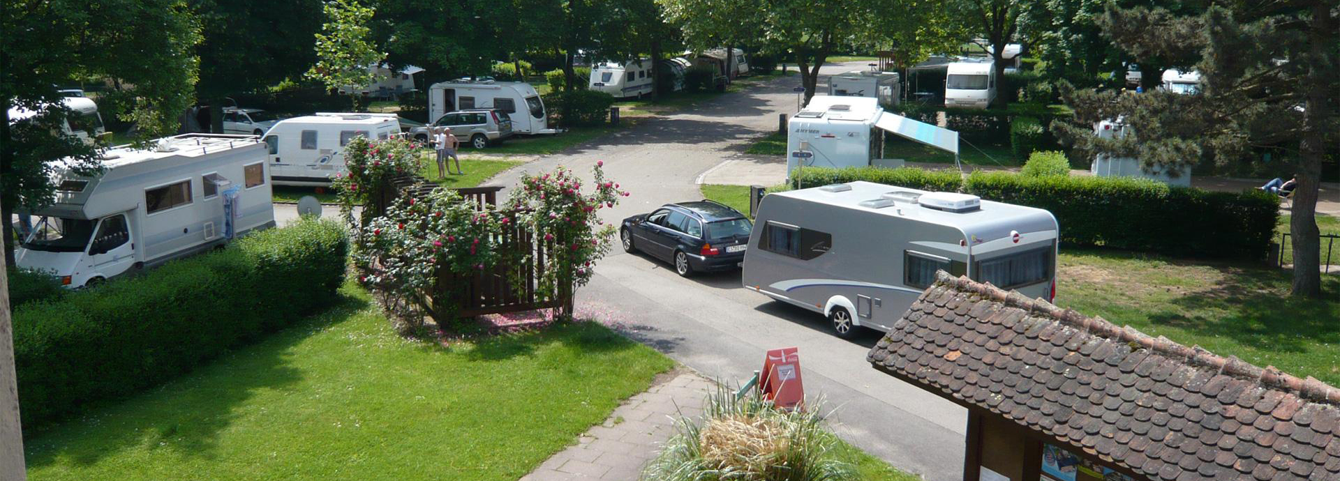 Caravan and camper pitches at the Pierre de Coubertin campsite in Alsace