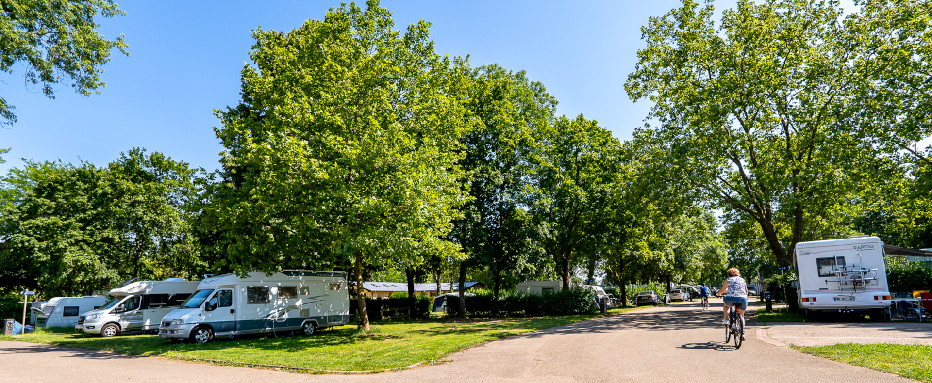 Caravan and camper pitches at the Pierre de Coubertin campsite in Alsace