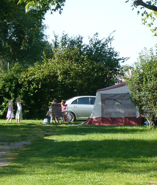 Stellplatz für ein Zelt, vom Campingplatz Pierre de Coubertin in Ribeauvillé im Elsass