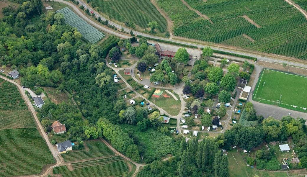 Luftaufnahme des Campingplatzes Riquewihr im Elsass