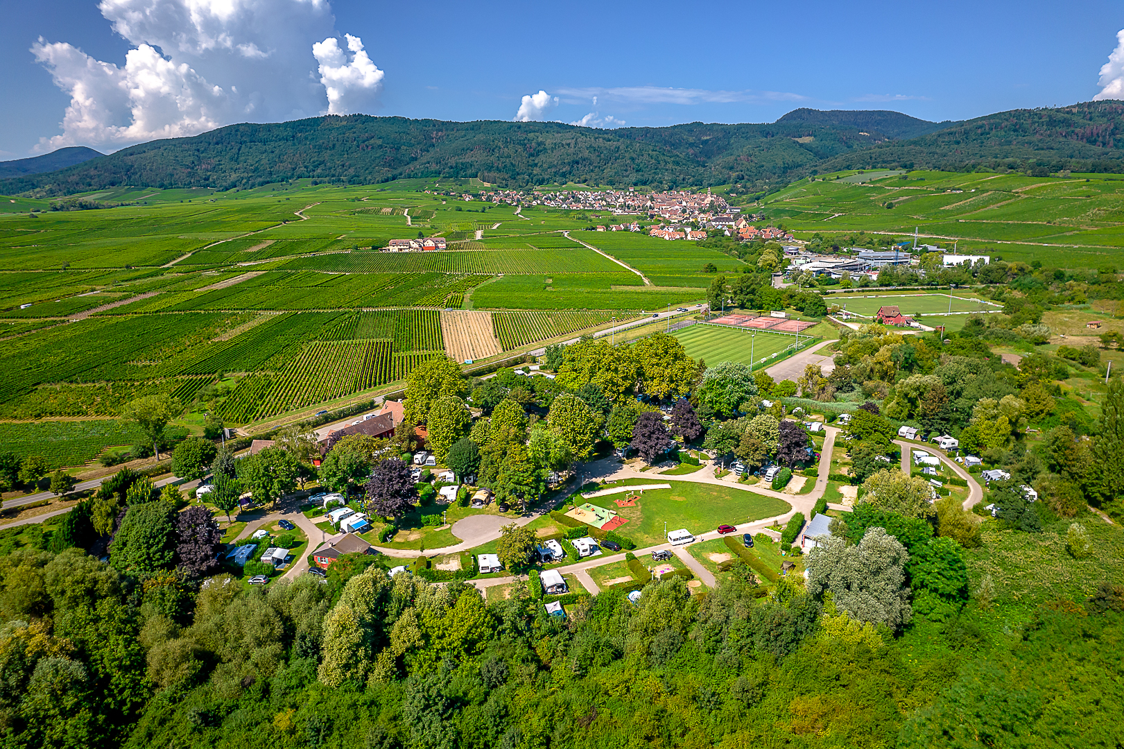 Luftaufnahme des Campingplatzes Riquewihr im Elsass